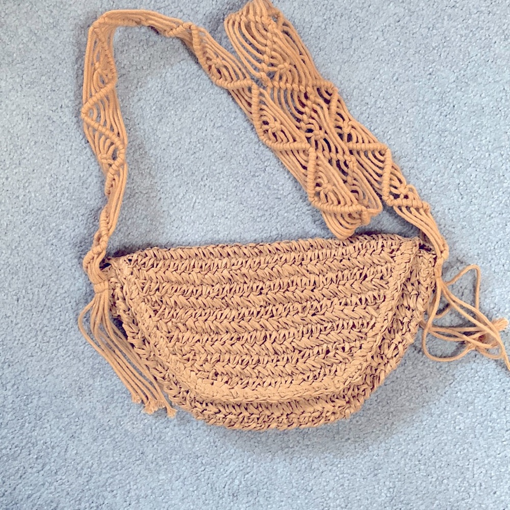 Straw shoulder bag.